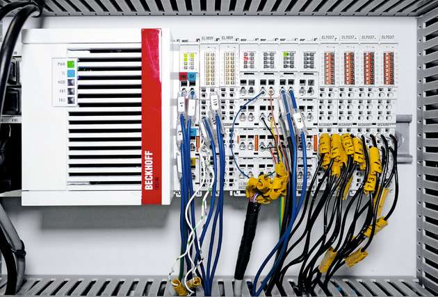 Mit dem Embedded-PC CX5140 und verschiedenen EtherCAT-Klemmen integriert sich die Beckhoff Steuerung mühelos in den kompakten Schaltschrank der 3D-Nachbearbeitungsmaschine. 