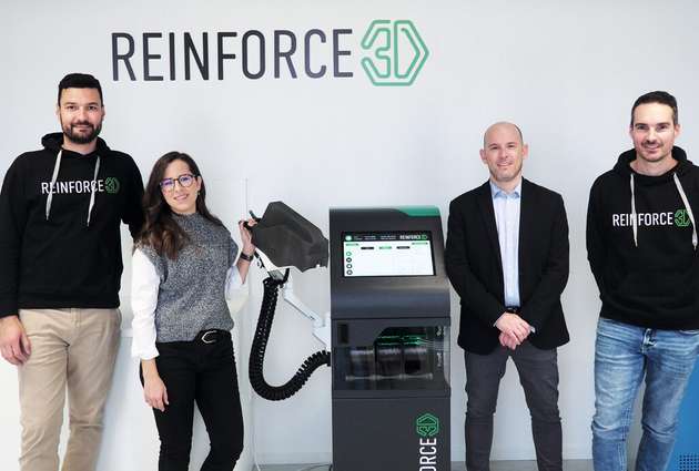 Sind stolz auf die innovative Lösung (v.l.n.r.): Marc Roselló, Leiter Automatisierungstechnik, und Blanca Garro, CEO, beide Reinforce3D, sowie Octavi Martí, Vertrieb Beckhoff Spanien, und Marc Crescenti, CTO und Mitgründer von Reinforce3D. 