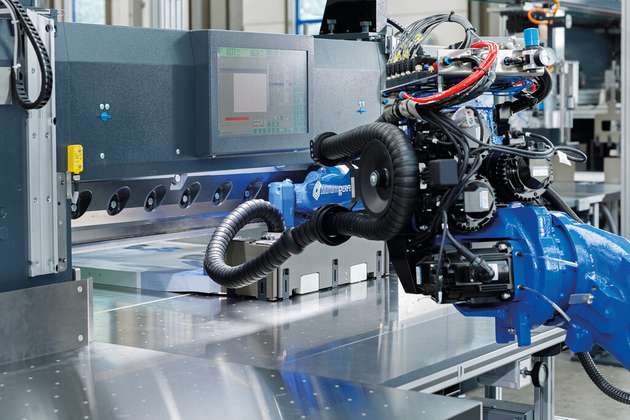 utomatisiertes Papier-Schneidesystem der Marke baumannperfecta mit SLIO-Steuerungstechnik und Motoman-Roboter von Yaskawa 