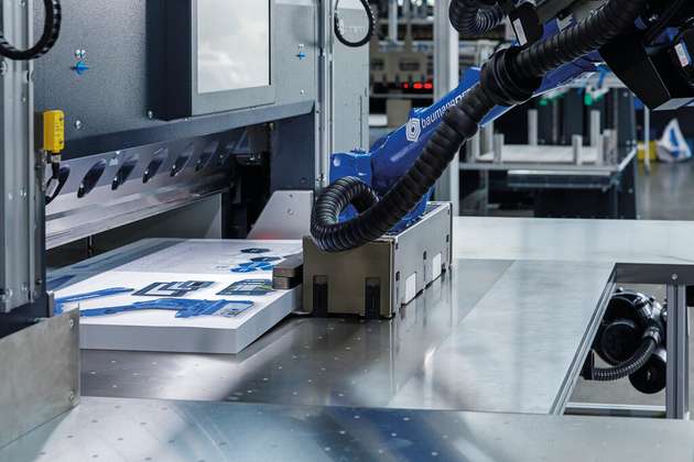 Der Roboter ist mit einem von Baumann speziell für die Papierverarbeitung entwickelten Greifersystem ausgestattet.