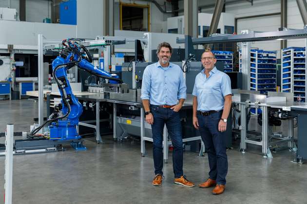 Markus Frick (links), Geschäftsführer der Baumann Gruppe, und Guido Kaufmann von Yaskawa vor dem roboterbasierten Schneidsystem. 	  