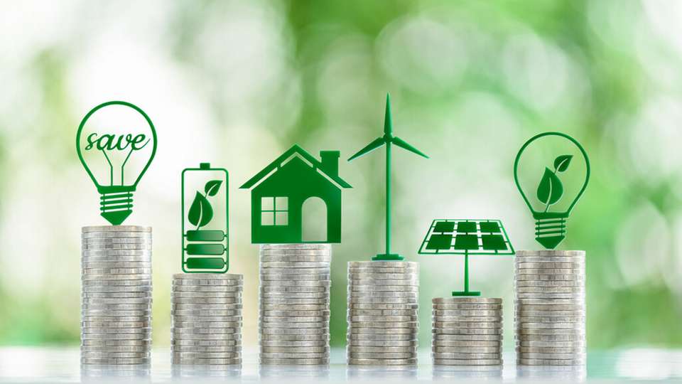 Erneuerbare Energien senken langfristig Kosten, da sie ohne teure Brennstoffe auskommen, geringere Betriebskosten haben und die Abhängigkeit von volatilen fossilen Energiepreisen reduzieren.