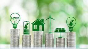 Erneuerbare Energien senken langfristig Kosten, da sie ohne teure Brennstoffe auskommen, geringere Betriebskosten haben und die Abhängigkeit von volatilen fossilen Energiepreisen reduzieren.