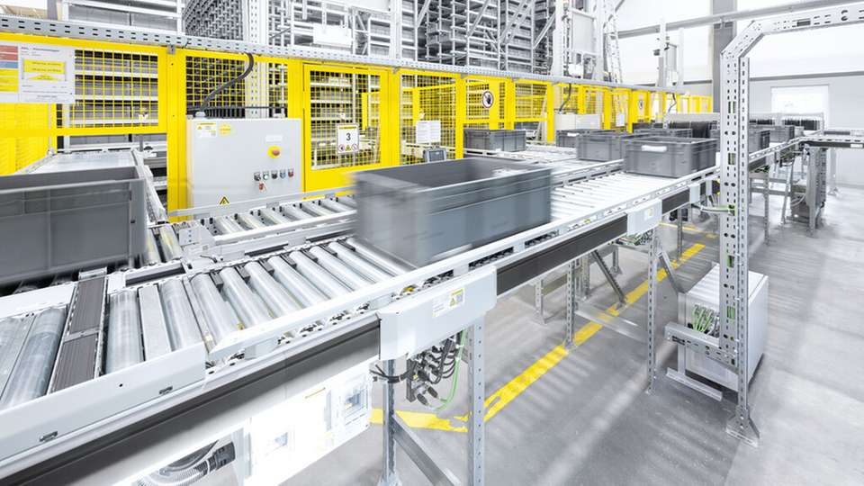 In der neuen Generation seiner Förderanlagen nutzt SSI Schäfer die „Conveyor Control Unit“ CCU, ein von Turck entwickeltes CAN-I/O-Modul zur Steuerung der Trommelmotoren und Erfassung der Sensordaten.