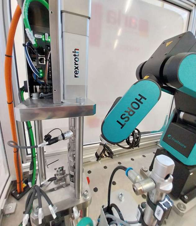 Präzisionsarbeit: Die Servopresse auf Basis des Smart Function Kit von Bosch Rexroth (links) presst millimeterkleine Drosselelemente, sog. Fritten, in Metallhülsen ein. 