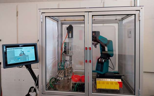 Die kompakte Ceraflex-Montagezelle mit modular aufgebauter Servopresse von Bosch Rexroth arbeitet bis zu 10 Stunden autonom. 