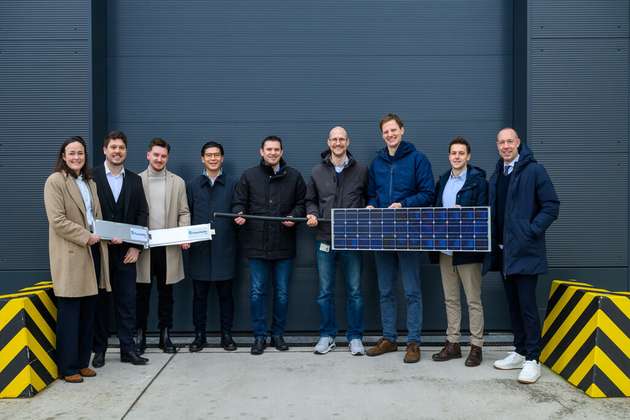 Die Projektmitarbeitenden Dr. Saskia Wessel, Jonas Finn Kutschmann, Maik Kleinspohn, Viet Le, Fraunhofer FFB Institutsleiter Professor Simon Lux, Benjamin Heußler, Philipp Richter, Julius Mette und Stadtwerke-Geschäftsführer Sebastian Jurczyk freuen sich über die Kooperation für einen langfristigen Stromliefervertrag.