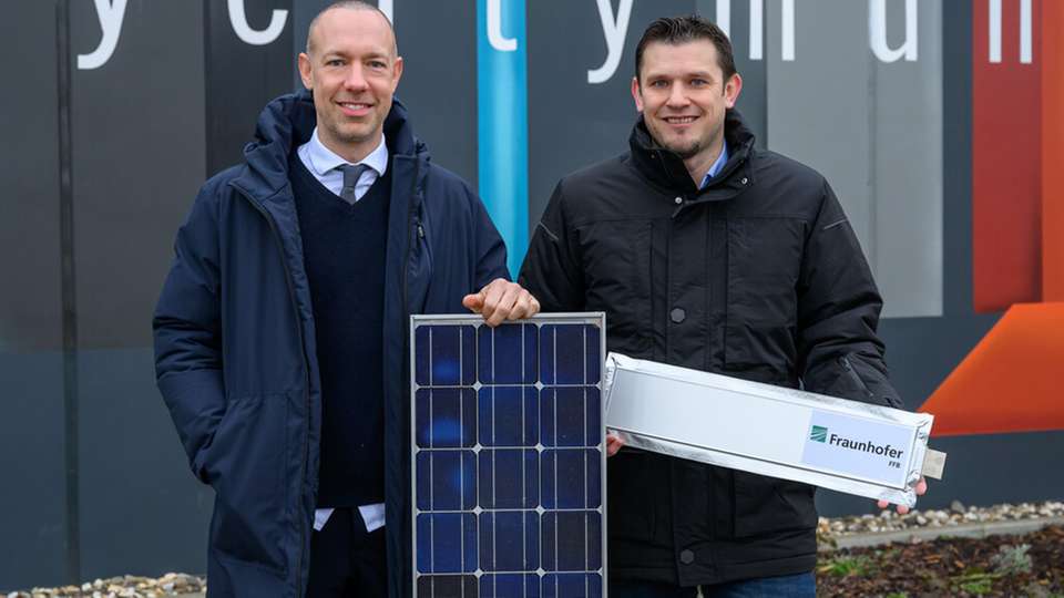 Stadtwerke-Geschäftsführer Sebastian Jurczyk und Fraunhofer FFB Institutsleiter Prof. Simon Lux begrüßen, dass Münsters erste Agri-PV-Anlage zukünftig regionalen Ökostrom über einen Direktanschluss an die Fraunhofer Batterieforschungsfabrik liefert.