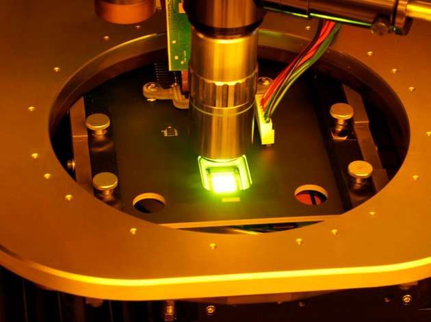 Ultrahelles Mikrodisplay durch mehrfach gestapelte OLED.