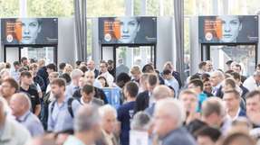Erstmals bietet die Automatica auch spezielle Lösungen rund um alle Themen der industriellen Gesundheitswirtschaft – von den Grundlagentechnologien, über Laborautomation bis hin zur klinischen Robotik. 