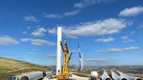 Nachhaltige Industrie: Der Bau eines Anlagenturms als Teil des Windkraftprojekts von Wpd und LyondellBasell.