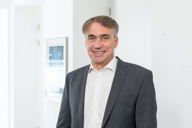 Matthias Schagginger: Leiter Produktmanagement, Bachmann electronic: Die klassische SPS gibt es schon lange nicht mehr – zumindest spielen solche Geräte mit geringer Offenheit und stark proprietärem Design kaum eine Rolle bei anspruchsvollen Automatisierungslösungen. Die heutige SPS kann man sich eher wie einen flexiblen PC, ergänzt um harte Echtzeit, außerordentliche Robustheit und Langlebigkeit vorstellen. Diese kann man sicher übers Internet updaten, online erweitern oder auf eine andere Hardware umziehen. Dass dabei mitunter Containertechnologie wie Podman oder Docker eingesetzt werden ist zwar cool, aber nicht der zentralste Vorteil. Die aktuelle Diskussion dreht sich nur vordergründig um flexibles Deployment auf „beliebige“ und (nach der Bauteilkrise) „grade verfügbare“ IPC, zielt aber in Wahrheit auf die Frage nach einer möglichen Verlagerung der SPS in die Cloud ab. Darüber würden sich die dominanten Cloud-Konzerne freuen. Aber nur ein beschränkter Anteil der Anwendungen ist dafür geeignet – die große Masse wird weiterhin „die letzte Meile“ nicht nur in Form des Sensor-/Aktor-Anschlusses, sondern auch mit sehr schneller Echtzeitverarbeitung benötigen. Ob wir dazu dann SPS oder Edge Device sagen möchten, hat mehr mit Zeitgeist, als mit Technik zu tun.