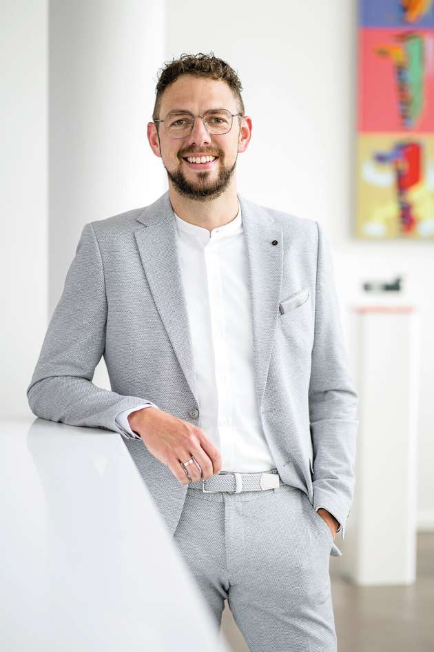 Daniel Kerkhoff : Produktmanagement TwinCAT, Beckhoff Automation: Hardware-SPSsen – zu denen auch Software-SPSsen auf einem IPC zählen – werden auch in Zukunft noch notwendig sein. Immer wenn es um harte Echtzeit oder sehr kleine Zykluszeiten geht, wird nur die SPS in Hardware nah an der Maschine die besten Ergebnisse liefern. Aber vieles, was jetzt noch in 1 bis 10 ms Zykluszeit läuft, kann zukünftig durch virtuelle SPSsen abgelöst werden. Ob diese virtuellen SPSsen auf einem Server in einer Fabrikhalle oder in einer Cloud laufen, hängt dann nur noch von den zeitlichen Anforderungen ab. Virtuelle SPSsen haben den großen Vorteil, dass sie gegenüber den klassischen SPSen flexibler eingesetzt werden können. So können sie bereits bei der Prozessplanung und virtuellen Inbetriebnahme genauso verwendet werden, wie im späteren Produktivbetrieb. Das Planen, Testen und Einspielen von Updates der Steuerung wird auf diese Weise zuverlässiger und kommt somit auch der Security zugute. Zudem sind die Kosten für die Hardware vernachlässigbar, da diese im Rechenzentrum konsolidiert wird.