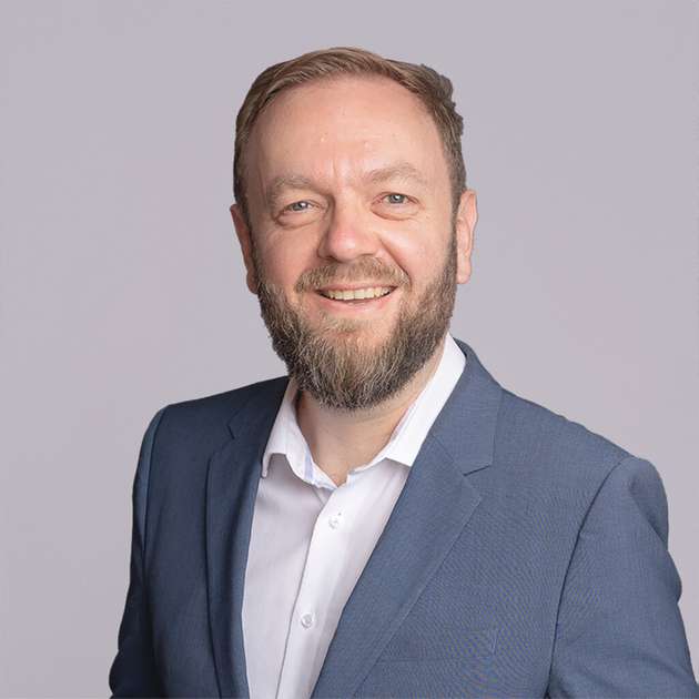 Hans Michael Krause, Leiter Partner Ecosystem, Business Unit Automation & Electrification Solutions, Bosch Rexroth: Die klassische SPS als Gerät hat ausgedient, sie existiert aber weiterhin als Software-App auf einem wahren Multi-Talent: der Industrie-Steuerung. Deren Funktion wird durch die Software bestimmt, die auf ihr läuft. Die software-definierte Steuerung übernimmt nicht nur ein SPS-Programm nach IEC61131 zur Ablaufsteuerung, sondern sie synchronisiert auch Servo-Antriebe und -Motoren für Maschinen. Außerdem berechnet sie Roboter-Kinematiken und steuert Industrie-Roboter. Durch ihre hohen IT-Standards, idealerweise nach IEC62443, schützt sie Maschinen, dient als IoT Gateway zur Anbindung an die Cloud, sichert das Netzwerk in der Maschine mit einer Firewall ab und bietet Fernwartung über einen VPN-Zugang. Außerdem lässt sich eine moderne Industrie-Steuerung flexibel durch Apps erweitern, die in allen für Linux verfügbaren Programmiersprachen wie C++, Go erstellt werden können, und unterstützt Skriptsprachen wie Python und moderne Programmierumgebungen wie VS Code. Damit können viel mehr Programmierer Software erstellen. Für uns ist dieses Multi-Talent ganz klar die Steuerung ctrlX CORE mit ihrem offenen Betriebssystem ctrlX OS.