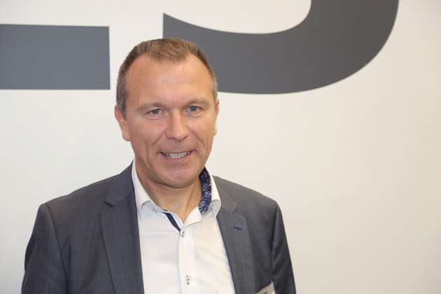 Roland Wagner, Head of Product Marketing, Codesys: Mit dem Einzug von Industrie-PCs in die Industrieautomation vor mehr als 20 Jahren wurde diese Frage bereits gestellt. Doch ist die klassische SPS weiter beliebt - heute meist mit Betriebssystem und Ethernet. IPC oder Cloudanbindung benötigt schließlich nicht jede kleine Maschine - durch dedizierte Steuerungen kann sie in sich vollständig aufgebaut und in Betrieb genommen werden. Für größere, komplexere Maschinen, Anlagen und Linien rechnet sich der Umstieg auf softwarebasierte Steuerungsarchitekturen. Echtzeitfähigkeit und Safety sind mittlerweile auch in virtualisierten Umgebungen verfügbar. Mit Codesys lassen sich alle Architekturen gleichermaßen effizient programmieren. Und die Vorteile von softwarebasierten Systemen sind mit Codesys auch auf klassischen Steuerungen nutzbar.
