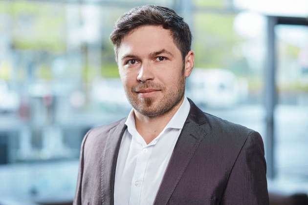 Christian Gabriel, Head of General Automation bei Keba Industrial Automation: Ja, die klassische SPS hat in vielen Bereichen ausgedient. An der Maschine wird es keinen klassischen „Klick/Klack“ SPSen mehr geben, vielmehr handelt es sich um „IPC“ mit einem Betriebssystem (Trend: Linux) welche Hochsprachenprogrammierung unterstützt. Dennoch bleibt dedizierte Hardware für Echtzeit-Rechenaufgaben im Feld unverzichtbar. Die Gründe dafür sind vielfältig und reichen von Servicefällen bis Anpassbarkeit. So müssen Maschinen beispielsweise zumindest für eine gewisse Zeit bei Netzwerk- bzw. Cloud-Ausfall weiter produzieren können. Deswegen ist eine „Grundfunktionalität“ vor Ort notwendig. Wichtig dabei ist, die Software Architektur so zu gestalten, dass Teile einfach bzw. (halb) automatisch zwischen lokal/edge/cloud verschoben werden können. Die wichtigsten Gründe für ihre Unverzichtbarkeit sind jedoch Kosten und Zuverlässigkeit über die gesamte Lebensdauer einer Maschine hinweg. Software-zentrierte Lösungen erhöhen die Flexibilität und Skalierbarkeit. Wo diese jedoch laufen, Cloud, auf einem Edge Device oder einer Steuerung, muss für Maschinenbauer flexibel an den Use Case angepasst werden. Das Ziel sollte daher sein, neue Technologien komplementär einzusetzen, um die Vorteile beider Welten optimal zu kombinieren und so eine effiziente und zuverlässige Automatisierung zu gewährleisten.