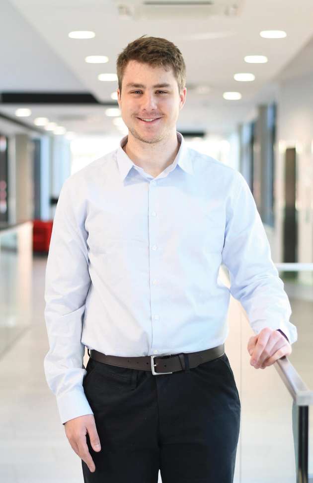 Jonas Roski, Product Manager HMI, PLC & ICONICS, Mitsubishi Electric: Sowohl herkömmliche SPS als auch virtuelle Systeme haben aufgrund ihrer Architektur spezifische Vor- und Nachteile. Ich denke, dass ein hybrider Ansatz ideal ist: Anstatt die eine Technologie durch die andere zu ersetzen, sollten wir ihre jeweiligen Stärken gezielt einsetzen. Klassische SPS sind für zeitkritische und sicherheitsrelevante Aufgaben unverzichtbar, da sie robuste, zuverlässige und praxiserprobte Lösungen bieten. Virtuelle SPS bieten hingegen eine verbesserte IT-Integration und größere Flexibilität. Ein Soft-SPS-Ansatz stößt allerdings besonders bei kleinen Maschinen, die nur kurz laufen und sofort einsatzbereit sein müssen, an seine Grenzen. Es ist wichtig, die Unterschiede zwischen den beiden Systemen zu verstehen und sie dort anzuwenden, wo sie den größten Nutzen bringen.