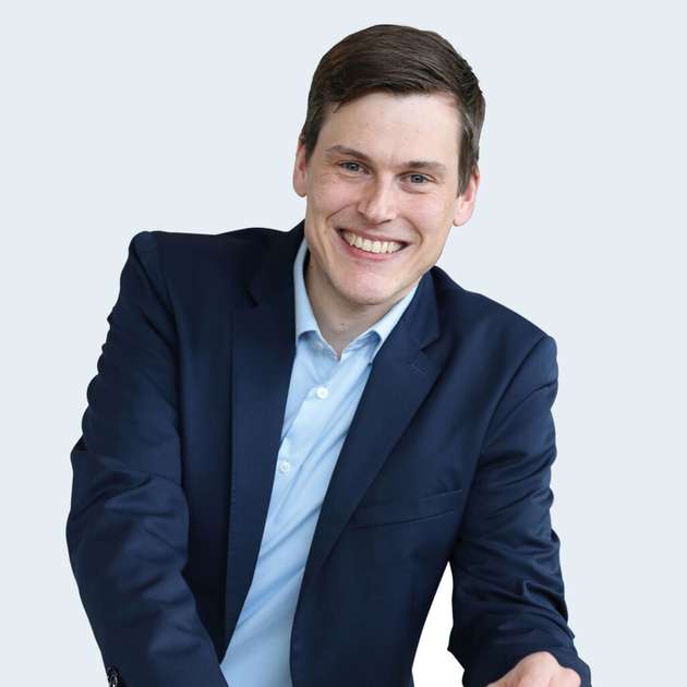 Benjamin Homuth, Leitung PLCnext Technology, Business Area Industry Management and Automation (IMA), Phoenix Contact: Die Welt der Automatisierung befindet sich im Wandel, die Konvergenz von IT und OT schreitet stetig voran, weshalb sich Automatisierungstopologien verändern. So ist es schon länger möglich, IT-Software in der OT zu installieren. PLCnext Technology erlaubt dies bereits seit 2017. Als nächster Schritt soll die OT-Software auch in der IT installiert werden können. Daher die Bestrebungen nach einer virtualisierten SPS, die in der IT-Infrastruktur aufgeführt wird und sich dort in die IT-Richtlinien und -Prozesse integriert. Die Änderung der Topologie hin zu einer virtuellen SPS auf einem IT-Server sollte abhängig vom jeweiligen Anwendungsfall betrachten werden, denn nicht überall bietet der Wegfall einer dedizierten Hardware-SPS die erhofften Vorteile und Einsparungen.