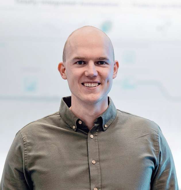 Felix Kranert, Head of Offer Marketing Industrial Automation DACH, Schneider Electric: Ich bin mir relativ sicher, dass wir die klassische SPS noch einige Jahre in den verschiedensten Applikationen sehen werden. Es ist wichtig, hier nach Applikation und Anwendungsfall zu differenzieren. Es wird weiterhin Maschinen geben, bei denen eine klassische SPS die beste Wahl ist. Gleichzeitig sind viele Innovationen der letzten Jahre softwaregetrieben, und dieser Trend wird sich fortsetzen. Zukünftige Steuerungen werden mehr Daten in Echtzeit verarbeiten müssen, was klassische SPS-Konzepte oft nicht leisten können. Im Kontext von KI ist die klassische SPS nicht optimal ausgelegt, um das volle Potenzial auszuschöpfen. Daher wird es eine Koexistenz von klassischen SPS und softwaregetriebenen Lösungen geben, die neue Maßstäbe im Maschinenbau setzen.