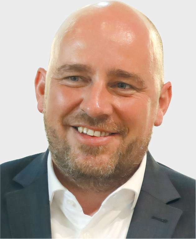 Mathias Albrecht, Marketing Portfolio Responsible Virtual PLC, Siemens: Ein klares Nein! Die virtuelle PLC erweitert das Controller-Portfolio und macht Produktionen flexibler und anpassungsfähiger. Softwaredefinierte Automatisierung bringt IT-Mechanismen in die OT-Welt und bietet Vorteile wie verbesserte Skalierbarkeit und zentrales Management über Industrial Edge. Mit der virtuellen PLC bleiben gewohnte Prozesse und Tools erhalten, während IT-affine Kunden von den erweiterten Möglichkeiten profitieren. Die virtuelle PLC bietet „Flexibility on Demand“ und stellt damit eine zukunftsweisende Technologie dar.