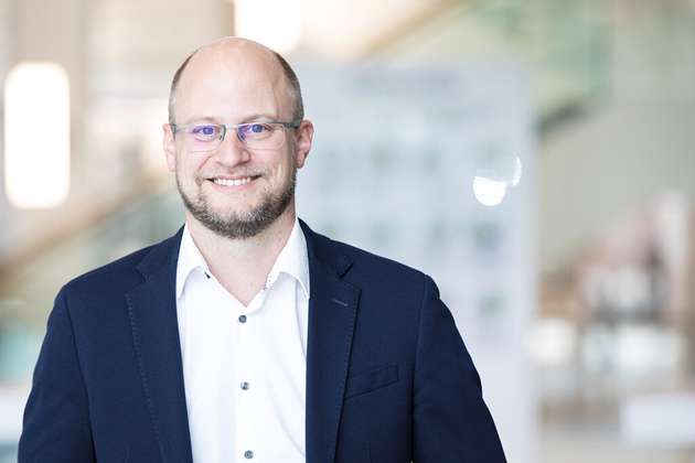 Dr. André Kleine, Head of Product Line Management, Wago: Moderne IT-Ansätze werden die klassische SPS nicht verdrängen, sondern ihre Weiterentwicklung vorantreiben – ganz im Sinne von OT meets IT. Robuste, zuverlässige und spezialisierte Steuerungen werden auch zukünftig unverzichtbar sein, insbesondere mit Blick auf Echtzeitfähigkeit und Hochverfügbarkeit. Daher setzen wir auf eine hybride Struktur: bewährte SPS für die Anlagensteuerung, ergänzt durch leistungsfähige IT-Technologien. Mit dem WAGO Basic Controller 100 haben wir eine klassische SPS im Portfolio, während unsere offene PFC-Architektur bereits beide Welten vereint. Zusätzlich bieten wir mit unseren Edge Computern High-End-Lösungen für datenintensive Anwendungen – ideal für die steigenden Anforderungen in der Industrie.
