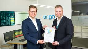 Steffen Philipp, Gesellschafter der HIMA Group, heißt Origo Solutions in der HIMA Group willkommen und überreicht Bjørn-Tore Lenes, CEO von Origo Solutions, im Februar 2024 die Anerkennungsurkunde.