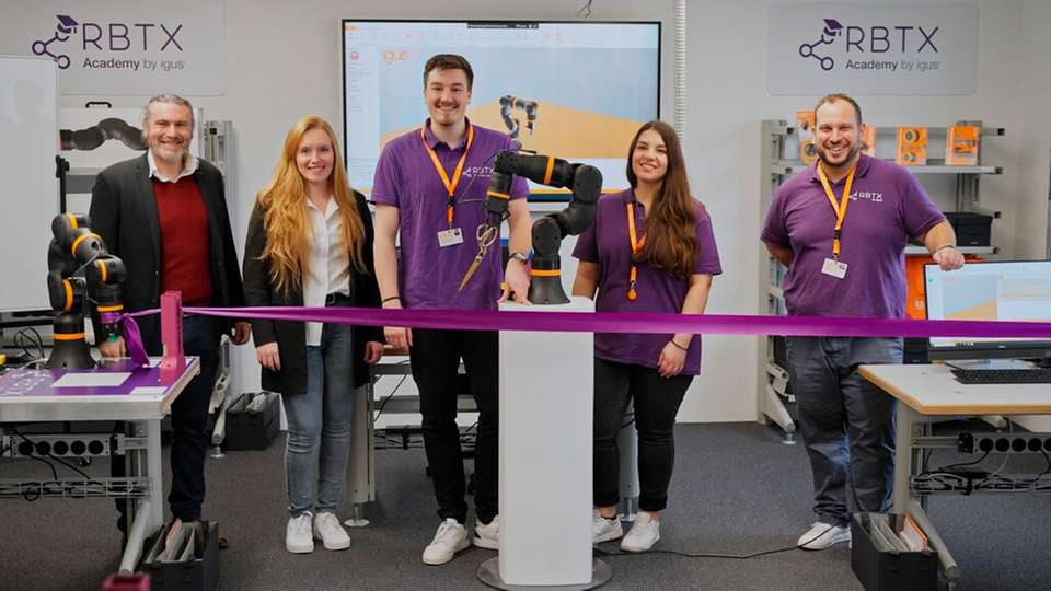 Das neue Schulungszentrum ermöglicht Kunden, ihre Programmierfähigkeiten zu erweitern – mit praxisorientierten Anwendungsfällen und verschiedenen Roboterkomponenten.