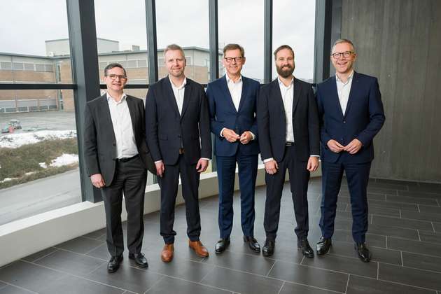 Der HIMA-Gesellschafter mit dem Vorstand der HIMA Group und den Geschäftsführern von Origo Solutions. 
Dr. Michael Löbig (CFO HIMA Group), Bjørn-Tore Lenes (CEO Origo Solutions), Steffen Philipp (Gesellschafter HIMA Group), Glenn Nystøl (CFO, Origo Solutions), Jörg de la Motte (CEO HIMA Group)