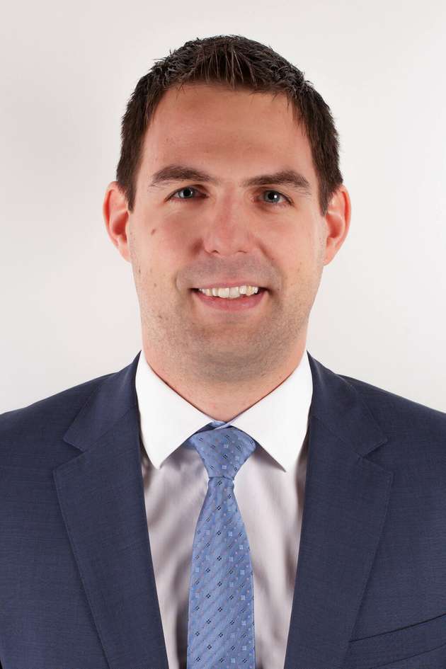 Andreas Hager, Product Manager Control Systems, B&R: Die SPS wandelt sich, bleibt aber unverzichtbar. Moderne Lösungen wie der X20 Edge verbinden Maschinensteuerung mit IT-Systemen und ermöglichen Echtzeit-Optimierung direkt an der Maschine. Mit offenen Standards wie OPC UA FX ermöglicht die SPS herstellerübergreifende Interoperabilität, während Edge-Computing und virtuelle SPS neue Freiheitsgrade in der Automatisierung schaffen. Rackmontierte Servo-Steuerungen steigern die Leistungsdichte und erleichtern modulare Maschinenkonzepte. Trotz zunehmender Softwarezentrierung bleiben SPS-Geräte essenziell für Motion, Safety und deterministische Kommunikation. Sie entwickeln sich weiter, hinzu leistungsstarken Knotenpunkten in einer offenen, flexiblen und zukunftssicheren Automatisierungswelt.