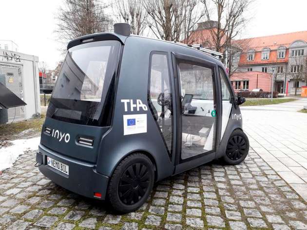 Ein Prototyp der automatisierten Shuttle-Fahrzeuge aus dem Projekt NeMo.bil steht hier auf dem Campus am Brunnenlech der Technischen Hochschule Augsburg.