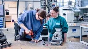 Gemeinsam mit Auszubildenden durften die Mädchen ihre Fähigkeiten in der Lehrwerkstatt ausprobieren.