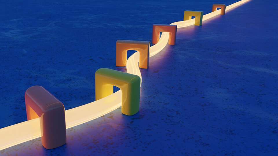 Bei der Messung elektromagnetischer Emissionen unterscheidet man zwischen leitungsgebundenen Störungen, die über Kabel auftreten, und abgestrahlten Störungen, die als elektromagnetische Wellen direkt vom Gerät ausgehen. Beide müssen innerhalb vorgegebener Grenzwerte bleiben, um die Konformität sicherzustellen.