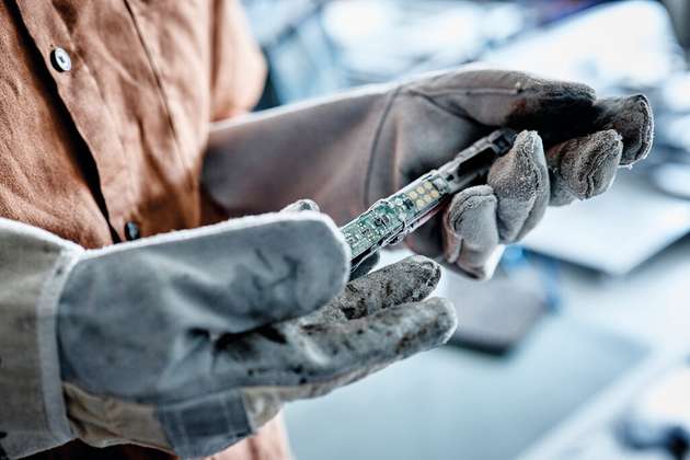 Lebensdauer- und Umgebungstests fertiger Produkte in Klimakammern. Hier -40 °C.