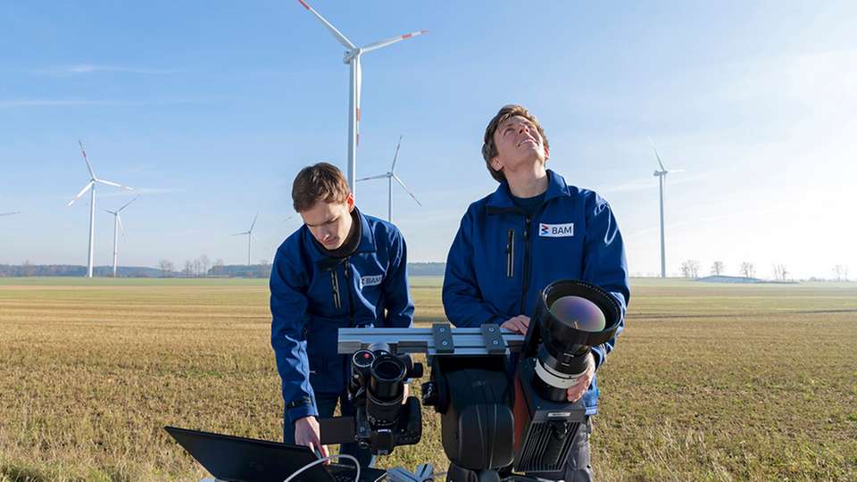 Mit einer Wärmebildkamera lassen sich frühzeitig Materialschwächen an einem Rotorblatt erkennen.