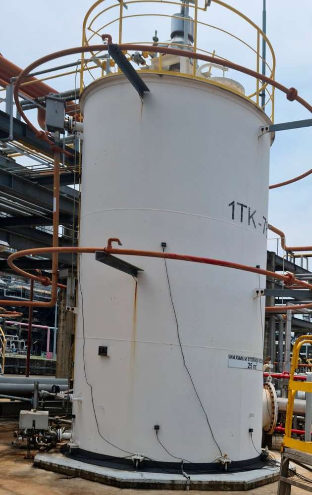 Ein Flachbodenbehälter wird mit Acoustic Emission Testing überprüft. 