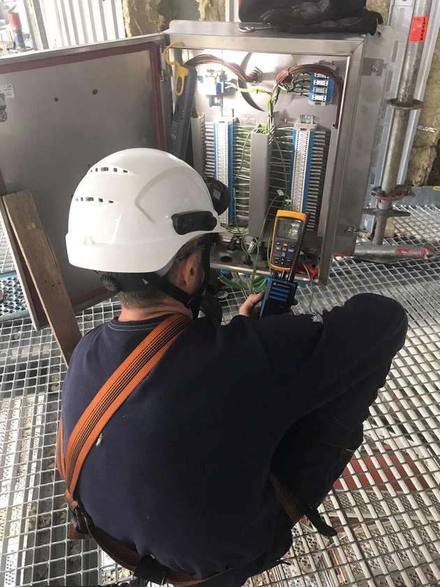 Endkontrolle im Detail: Eine finale Funktionsprüfung des Schaltkastens stellt sicher, dass die Temperaturüberwachung im Biokraftstoff-Reaktor präzise und zuverlässig arbeitet.