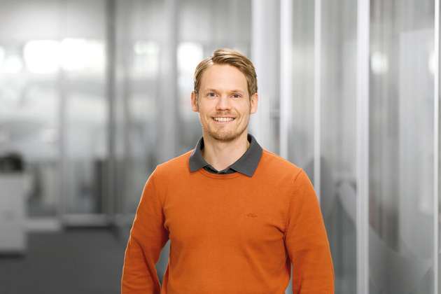 Christoph Kramer, Process and Application Engineering, Ystral Maschinenbau + Processtechnik: „Flexibilität ist heute und in Zukunft für viele Hersteller überlebenswichtig. Eine modularisierte Fertigungstechnik spielt dabei eine entscheidende Rolle. Mit innovativer Prozesstechnologie endet diese Modularisierung nicht auf der Anlagenebene, sondern kann bis auf die Maschinenebene erweitert werden. Ystral setzt beispielsweise bei der Inline-Maschine Conti-TDS kleine Umrüstsätze ein, um eine Basismaschine auf veränderte Anforderungen zuzuschneiden. Bei Multipurpose-Systemen im Prozessbehälter ist der Kopf der Maschine austauschbar. Dadurch können unterschiedliche Prozesse und Produktmengen mit dem jeweils besten Werkzeug realisiert werden, sei es für das Mischen, Dispergieren oder das Benetzen von Pulvern. Für die Anwender bedeutet dies Investitionssicherheit, da bei Veränderungen im Prozess nicht die komplette Maschine ausgetauscht werden muss, sondern lediglich einzelne Werkzeuge.“ 