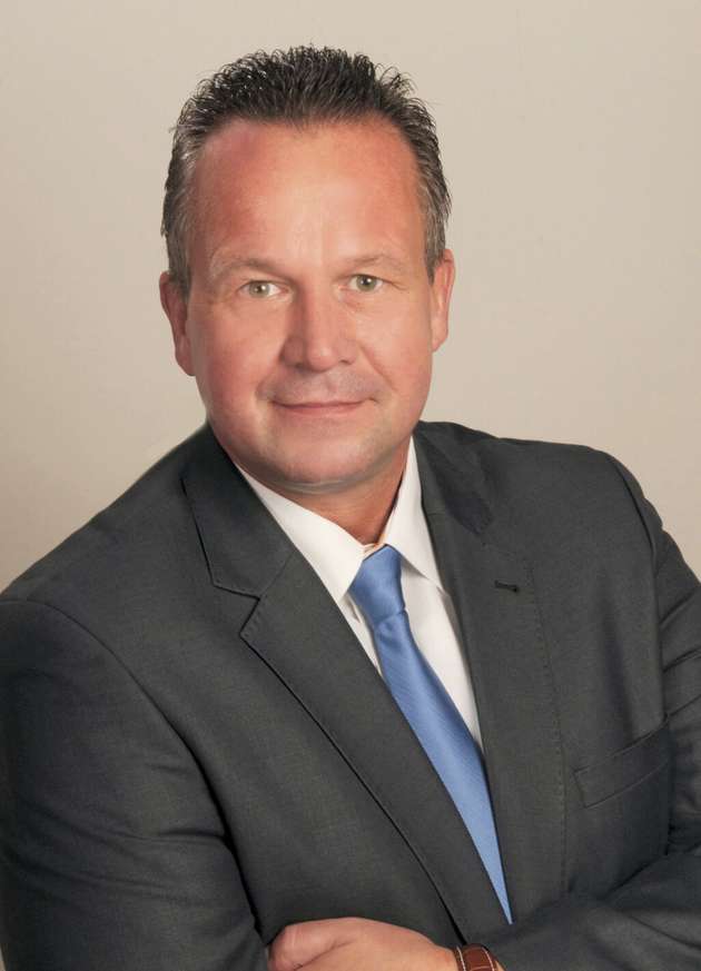 Michael Czapp, Sales Manager Life Science & Fluid Control, SMC Deutschland: „Modulare Anlagenkonzepte können der Chemie- und Pharmaindustrie mehr Flexibilität, schnellere Produktumstellungen und Kostenoptimierung bieten, insbesondere für kleine Chargen. Langfristig könnten sie großes Potential haben, stoßen aber auf technische, wirtschaftliche und organisatorische Herausforderungen (beispielsweise Integration, Automatisierung und Regularien). Entscheidend für eine Umsetzung sind aus meiner Sicht, Standardisierungen, wie Module Type Package (MTP) und angepasste Regularien. Modularisierung sind generell eine vielversprechende Zukunftslösung.“