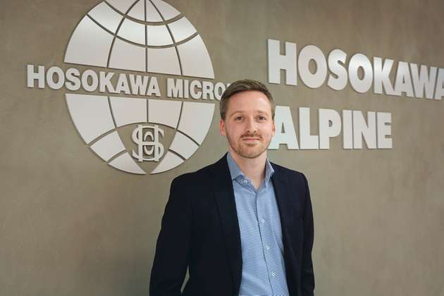 Alexander Schmid, Vice President Sales Powder, Hosokawa Alpine: „Modulare Anlagenkonzepte sind eine wichtige Säule in unseren Lösungen zur Pulververarbeitung. Unsere Picoline ist vor allem für die Forschung, Entwicklung und Validierung von Produkten in der chemischen und pharmazeutischen Industrie oder auch seltene Erden gedacht. Verschiedene Mahl-, Sicht-, Kompaktier- und Mischmodule aus der gesamten Hosokawa Micron Gruppe lassen sich dort einsetzen. Zudem fertigen wir Multiprozessanlagen, bei denen zwei oder mehr verschiedene Mühlentypen in eine Anlagenperipherie integriert werden. So ist ein schneller Wechsel zwischen den erforderlichen Aggregaten möglich. Aktuell bieten wir ein Speedline-Konzept an – in nur vier Monaten wird die Anlage individuell nach Kundenwünschen entwickelt und vor Ort installiert.“