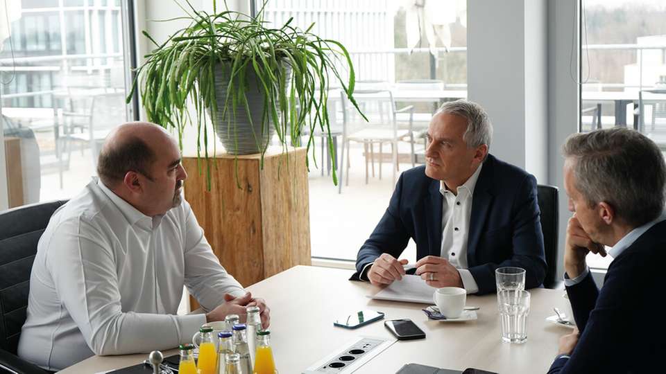 Im Gespräch mit A&D erläutern Sebastian Seitz (links) und Rainer Brehm (rechts) ihre gemeinsame Vision eines vollständig digitalisierten und automatisierten Engineerings. Eine zentrale Rolle spielt dabei die smarte Integration Künstlicher Intelligenz.