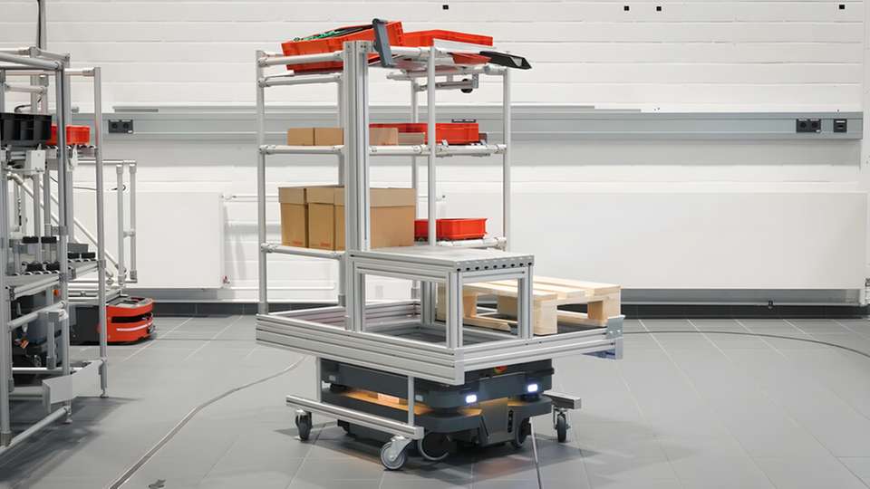 Item präsentiert auf der Logimat modulare Robotersysteme und eine platzsparende Hängefördertechnik für die effiziente Materialbereitstellung in der Intralogistik.