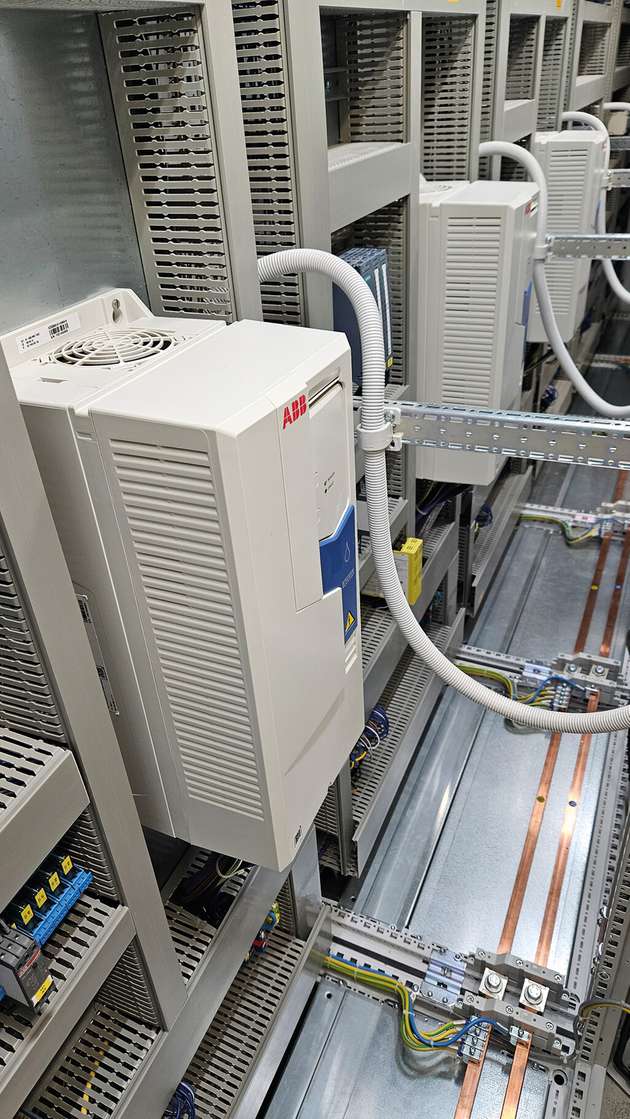 Sieben ABB-Frequenzumrichter ACQ580 regeln in der Anlage die Spülaggregate.
