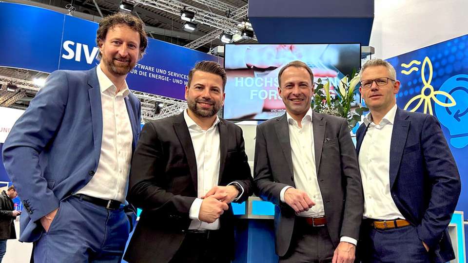 Von links nach rechts: Fritz M. Hahne (Vice President Customer Engagement, Gisa), Andreas Weber (CEO Kraftwerk Software Holding), Heino Feige (CEO Gisa) und Christian Aßmann (Bereichsleiter Vertrieb Kraftwerk Software Holding)