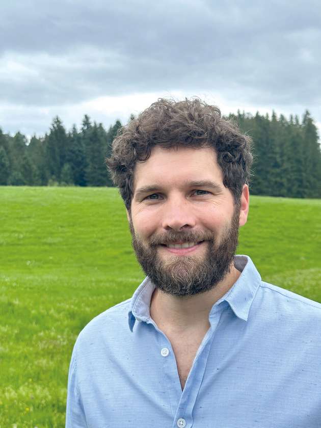 Stephan Ortmann, Technischer Vertrieb, Harter: „Unsere Wärmepumpentrockner sind vielfach modular aufgebaut, sowohl Chargen- als auch Bandtrockner. Wir haben Kunden, die größere Produktionsmengen für die Zukunft planen. Sie können wir gut bedienen, indem Hordentrockner beispielsweise eine zusätzliche Kammer erhalten oder Bandtrockner um eine modulare Einheit verlängert werden. Erweiterungen haben den großen Vorteil, dass der Aufwand in Sachen Konstruktion und Fertigung deutlich geringer ist. Wenn der Kunde in dieser Richtung plant, können wir das Wärmepumpenmodul – das Herzstück jedes Trockners – entsprechend größer dimensionieren. Wichtig dabei ist, sich im Vorfeld darüber Gedanken zu machen, damit sich eben keine Hindernisse aufbauen. ‚Dynamisch sein und flexibel bleiben‘ – auf dieses derzeitige Credo können wir gut reagieren.“