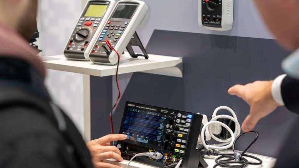 Am Conrad Stand erwartet Besucher als exklusive Preview das neue 250-MHz-Oszilloskop von Voltcraft, das mit einem 16-Kanal-Logikanalyzer, integriertem Funktionsgenerator und intuitivem Multitouch-Screen neue Maßstäbe in der Kompaktklasse setzt.