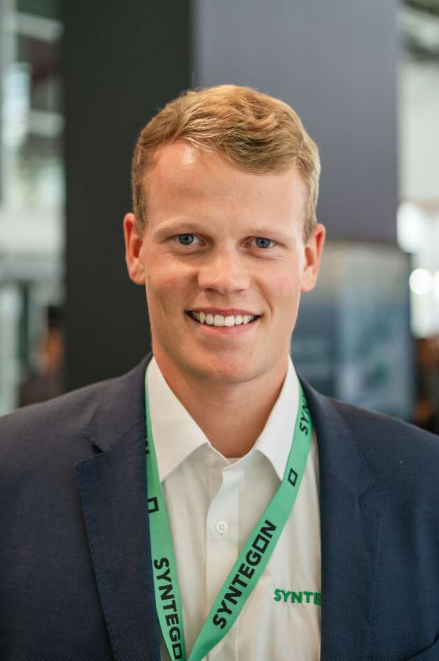 Robin Klusch, Global Product Manager Pure Media, Processing and Bioprocessing Systems, Syntegon: „Auch wir sehen bei unseren Kunden einen steigenden Bedarf an modularen Anlagenkonzepten. Der Schlüssel zum langfristigen Erfolg liegt dabei in der geschickten Kombination aus Modularisierung und Standardisierung – mit dem Ziel, Kundenanforderungen schnell, effizient und in höchster Qualität umzusetzen. Ein Beispiel ist unsere SVP-Prozessanlage zur Herstellung kleinvolumiger Parenteralia: Kunden können die Basisplattform flexibel mit vorentwickelten und vorgetesteten Funktionsmodulen zusammenstellen und erhalten eine vollautomatisierte, einsatzbereite Prozessanlage. So reduzieren standardisierte, modulare Baukastensysteme nicht nur den Engineering-Aufwand, sondern erhöhen die Prozessflexibilität und verringern Lieferzeit und Kosten.“