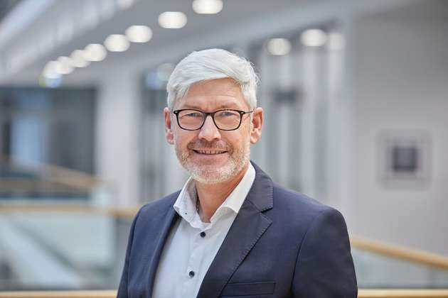 Wilfried Grote, Director Global Industry Management Chemicals and Pharmaceuticals, Phoenix Contact: „Die Modularisierung mit dem Standard Module Type Package (MTP) wird sich innerhalb kurzer Zeit etablieren. Sie bietet Vorteile wie Flexibilität, Effizienz und Anpassungsfähigkeit, besonders in der Chemie- und Pharmaindus­trie. Der Standard ermöglicht somit eine schnelle Skalierung der Produktionsprozesse an neue Produkte und kleinere Chargen. Es gibt jedoch technische, wirtschaftliche und organisatorische Hürden, da die vollständige Standardisierung noch nicht erreicht ist und die Implementierung oft eine Umstrukturierung bestehender Prozesse erfordert. Insgesamt hat die Modularisierung mit MTP ein großes Potenzial in zahlreichen Industrien, bedingt aber ein Umdecken der Automation und verfahrenstechnischen Planung. Phoenix Contact unterstützt den stetigen Fortschritt von MTP bereits seit vielen Jahren in den entsprechenden Arbeitskreisen und in Projekten.“