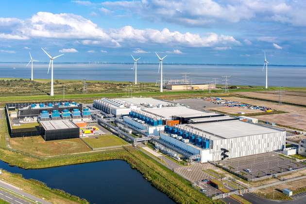 Rechenzentrum von Google in Eemshaven, Niederlande. Das Unternehmen ist Mitglied in der „24/7 Carbon-free Coalition“, die Firmen aus verschiedenen Branchen und Regionen vereint, die sich dem Ziel eines 24/7-Ökostrom-Ansatzes verschrieben haben.
