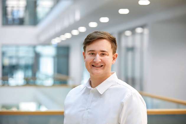 Tom Hammerbacher, Manager Digital Factory, Vertical Market Management Factory Automation, Phoenix Contact: Mit dem Framework MLnext zeigt Phoenix Contact auf der Hannover Messe 2025 den Einsatz von analytischer KI für die zustandsorientierte Instandhaltung. Durch die automatische Analyse von Zeitreihen lassen sich Anomalien an Komponenten, Maschinen oder ganzen Anlagen frühzeitig erkennen und dadurch ungeplante Stillstände vermeiden. Die Produktionsmitarbeitenden werden dabei durch einen geführten Prozess unterstützt und können somit die Machine-Learning-Modelle selbstständig erstellen und verwenden. So wird KI mit geringem Schulungsaufwand für die Fertigung nutzbar gemacht. Die Kombination mit der offenen Steuerungsplattform PLCnext Technology macht das Sammeln, Auswerten und Steuern in einem System einfach und cyber-secure.