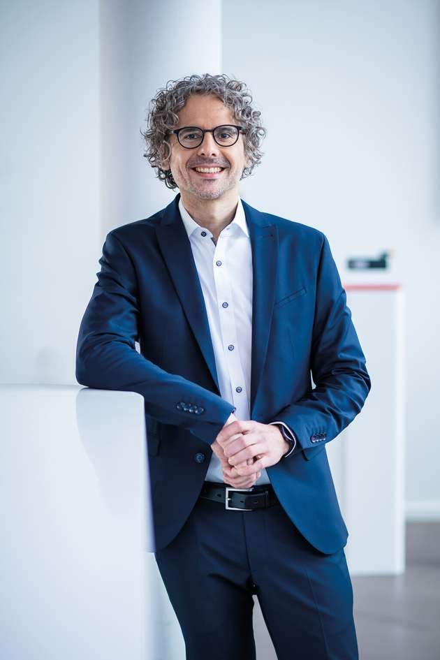 Dr. Fabian Bause, Produktmanager TwinCAT, Beckhoff Automation: Auf der Hannover Messe 2025 setzen wir mit TwinCAT Chat und dem TwinCAT Machine Learning Creator deutliche KI-Impulse für die Automatisierungswelt. TwinCAT Chat hebt das Potenzial generativer KI hervor, indem es SPS-Programmcode erstellt, Feldbuskonfigurationen anlegt und HMIs generiert. Unser Ziel ist es, die Effizienz beim Engineering von Maschinensteuerungen erheblich zu steigern. Ferner ermöglicht der TwinCAT Machine Learning Creator das automatisierte Training von KI-Modellen auf individuellen Kundendatensätzen. Dadurch wird das KI-Training standardisiert und auch für nicht KI-Experten zugänglich gemacht. Der TwinCAT Machine Learning Creator erzeugt KI-Modelle, die speziell für Industriesteuerungen optimiert sind, und führt so die Welten Automatisierung und KI zusammen.